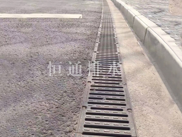 鑄鐵蓋板現(xiàn)場(chǎng)實(shí)景.jpg